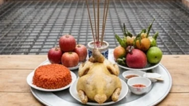 Mâm lễ tươm tất chuẩn bị cho nghi thức đọc văn khấn đổ mái tầng một tại công trình xây dựng