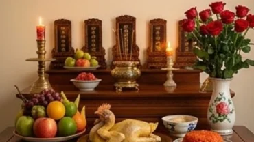 Bàn thờ gia tiên dâng bài văn khấn đổi họ cho con nuôi với đầy đủ nhang đèn, hoa quả tươi và mâm cỗ mặn