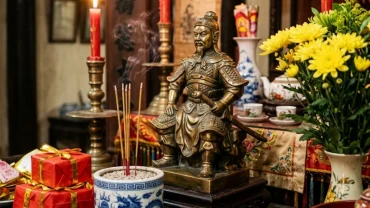 Không gian bàn thờ cúng trang nghiêm với bài vị và hướng dẫn chuẩn bị văn khấn Đức Thánh Trần tại gia đình Việt
