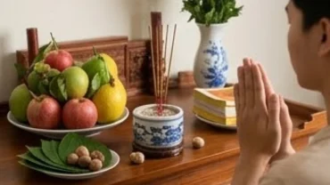Mâm lễ vật tươm tất dâng lên bàn thờ cùng bài văn khấn gia tiên khi đi xa cầu mong lộ trình bình an