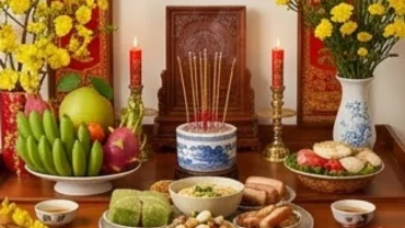 Bàn thờ truyền thống chuẩn bị sẵn sàng cho nghi thức xướng đọc văn khấn gia tiên mùng 2 Tết