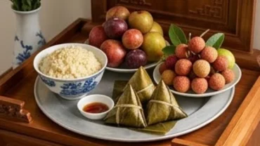 Chuẩn bị mâm cúng tươm tất để thực hiện nghi thức đọc văn khấn gia tiên Tết Đoan Ngọ