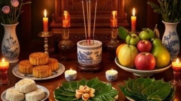 Mâm lễ cúng gia tiên Tết Trung Thu với bánh nướng, bánh dẻo và ngũ quả bày biện trang nghiêm trên bàn thờ