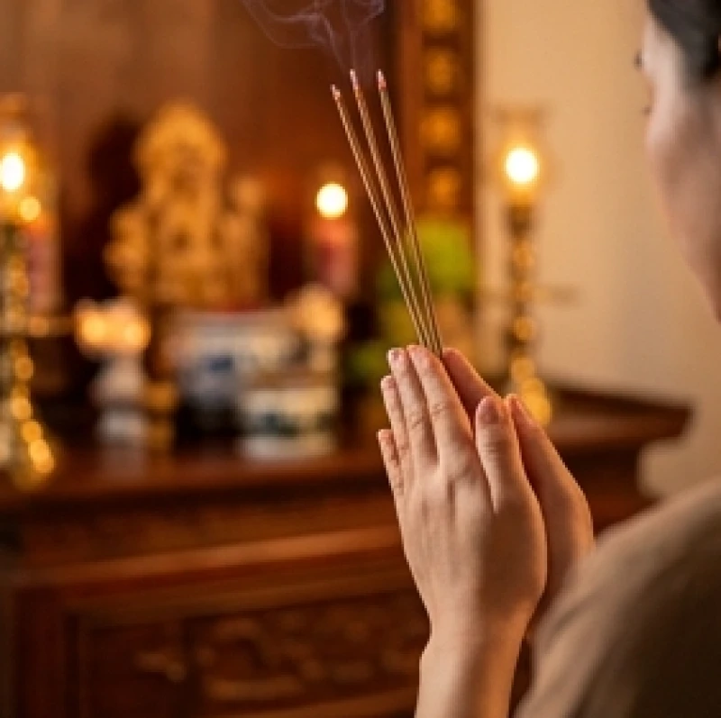 Gia chủ chắp tay thành tâm đọc văn khấn cúng sao giải hạn trước bàn thờ