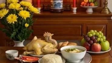 Đọc văn khấn giỗ đầu mẹ trước mâm cỗ được chuẩn bị tươm tất với xôi, gà, hoa tươi trên bàn thờ gia tiên