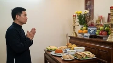 Người chồng trang nghiêm thành tâm đọc văn khấn giỗ đầu vợ trước mâm cúng truyền thống tại nhà