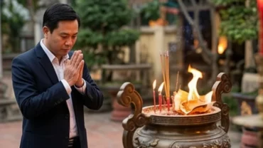 Gia chủ thành tâm đọc văn khấn hóa vàng sau ngày giỗ trước lư hương đang cháy rực