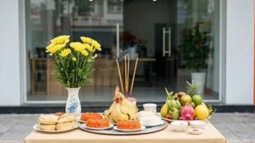 Mâm cúng và văn khấn khai trương cửa hàng được bày biện trang trọng trước mặt tiền