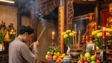 Người dân đọc văn khấn lễ hội Đền Lảnh Giang trước mâm lễ vật tươm tất dâng lên Tứ Vị Đại Vương