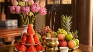 Mâm lễ chay trang trọng dâng Thánh Mẫu Liễu Hạnh gồm hoa tươi, oản đỏ và hương trầm tại phủ