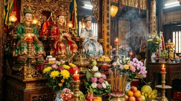 Người đi lễ thành tâm chuẩn bị mâm lễ vật và đọc văn khấn mẫu tại chùa linh thiêng