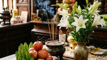 Mâm lễ cúng tươm tất với hoa huệ trắng và trái cây tươi để chuẩn bị đọc văn khấn miếu bà cầu bình an