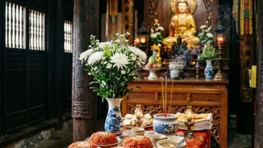 Mâm chay thanh tịnh dâng cúng cùng bài văn khấn miếu Bà Phi Yến trong không gian trang nghiêm của An Sơn Miếu Côn Đảo