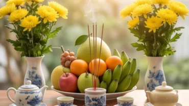 Mâm lễ vật và nhang đèn thành kính chuẩn bị cho nghi thức cúng mở hàng đầu năm Bính Ngọ