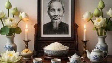 Bàn thờ trang nghiêm chuẩn bị cho nghi thức đọc văn khấn ngày mất Chủ tịch Hồ Chí Minh với mâm cỗ giản dị