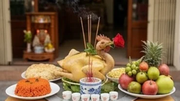 Mâm lễ vật tươm tất và tờ văn khấn người mở hàng đầu năm đặt trang trọng trước cửa hàng