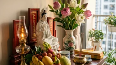 Mâm lễ chay thanh tịnh gồm hoa sen và trái cây được bày trí trang nghiêm chuẩn bị đọc văn khấn Phật tại nhà