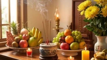 Mâm cúng và bài văn khấn rằm tháng Chạp trang nghiêm với hương hoa dâng lên chư vị thần linh