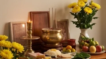 Gia chủ thành tâm thực hiện nghi thức bao sái và đọc văn khấn rút chân nhang bát hương gia tiên trước thềm năm mới