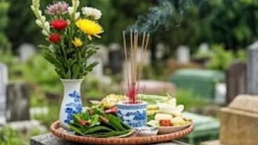 Mâm lễ cúng và bài văn khấn sửa mộ được chuẩn bị trang nghiêm tại khuôn viên nghĩa trang