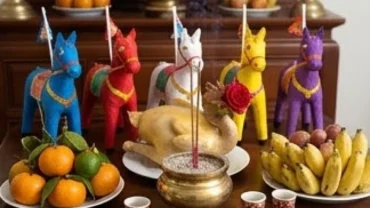 Mâm cúng tạ đất cuối năm trang nghiêm với đầy đủ ngựa giấy ngũ phương, hương hoa và xôi gà trên bàn thờ