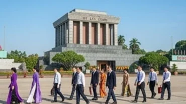 Đoàn người mặc trang phục trang nghiêm chuẩn bị dâng văn khấn tại Lăng Bác giữa Quảng trường Ba Đình.