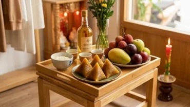 Mâm cúng và văn khấn Tết Đoan Ngọ tại cửa hàng với bánh tro, rượu nếp dâng lên ban Thần Tài