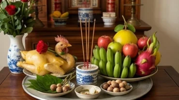 Mâm lễ vật chuẩn bị cho nghi thức đọc văn khấn thần linh rằm tháng Chạp tại gia với đầy đủ hương hoa trà quả
