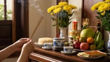 Mâm cỗ tươm tất và bài văn khấn Thanh Minh tại nhà được chuẩn bị trang trọng trên ban thờ gia tiên