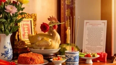Mâm lễ tươm tất dâng lên bàn thờ kèm bài văn khấn Thổ Công mùng 1 Tết được in cẩn thận đặt ngay ngắn
