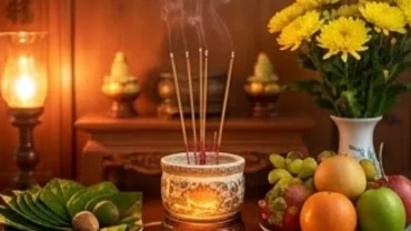 Mâm lễ vật cúng và bài văn khấn Thổ Công ngày 30 hàng tháng được chuẩn bị trang nghiêm trên bàn thờ gia tiên