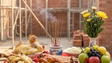 Mâm cúng tổ nghề xây dựng được bày biện trang nghiêm tại công trường với đầy đủ hương hoa và lễ vật truyền thống