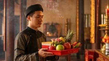 Người dân thành tâm dâng lễ và đọc văn khấn vay vốn Bà Chúa Kho cầu tài lộc đầu năm tại đền cổ