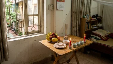 Mâm cúng nhỏ gọn trên bàn gấp sinh viên dùng khi đọc văn khấn về phòng trọ mới