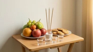 Mâm lễ cúng tươm tất dâng lên thần linh khi chuyển đến phòng trọ mới cùng ánh nhang ấm áp