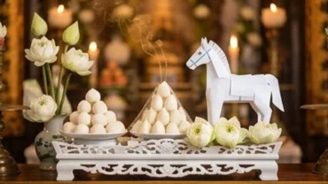Mâm lễ vật màu trắng trang trọng dâng tại đền cùng bài văn khấn Vua Cha Bát Hải trong không gian linh thiêng