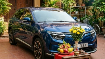 Mâm lễ vật tươm tất được bày trí trang trọng trước đầu ô tô để chuẩn bị đọc văn khấn xe mới