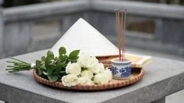 Mâm lễ vật trang nghiêm với nón lá và hoa trắng để chuẩn bị đọc văn khấn xin lộc Cô Sáu tại Côn Đảo.