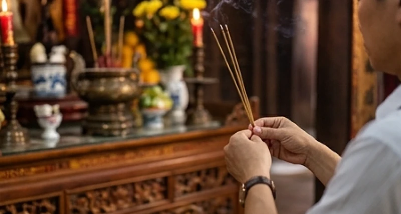 Văn khấn xin lộc tại Đền Giếng: Bài cúng chuẩn và nghi lễ hạ lễ 5 Người hành hương chắp tay thành tâm đọc văn khấn xin lộc tại Đền Giếng cầu bình an