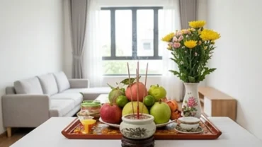 Mâm lễ vật ngũ quả và lư hương đang tỏa khói thanh tẩy chuẩn bị cho bài văn khấn xông nhà mới