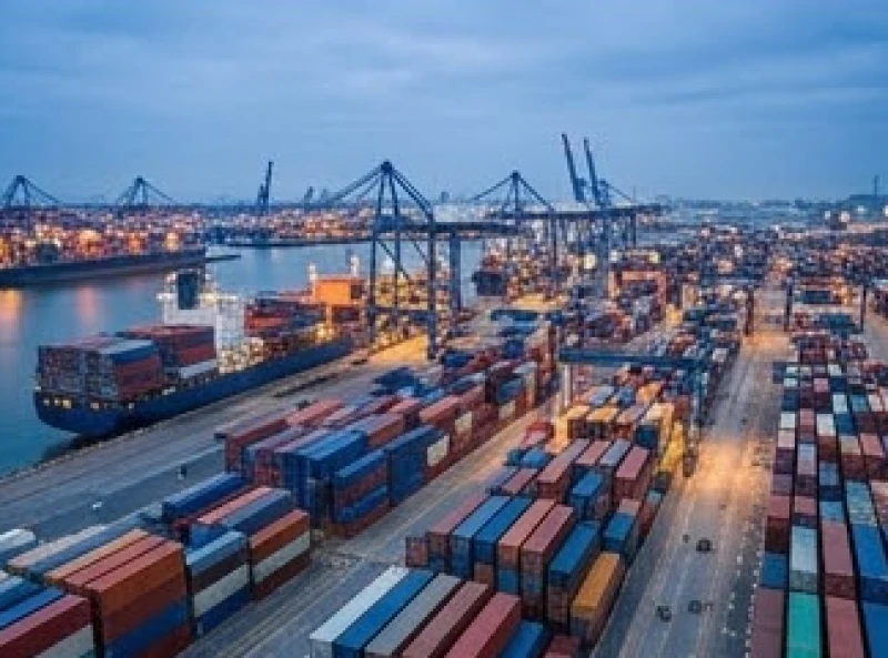 Khu vực cảng biển với các container hàng lạnh đại diện cho hành Thủy xung khắc mạnh mẽ với nạp âm Sơn Đầu Hỏa