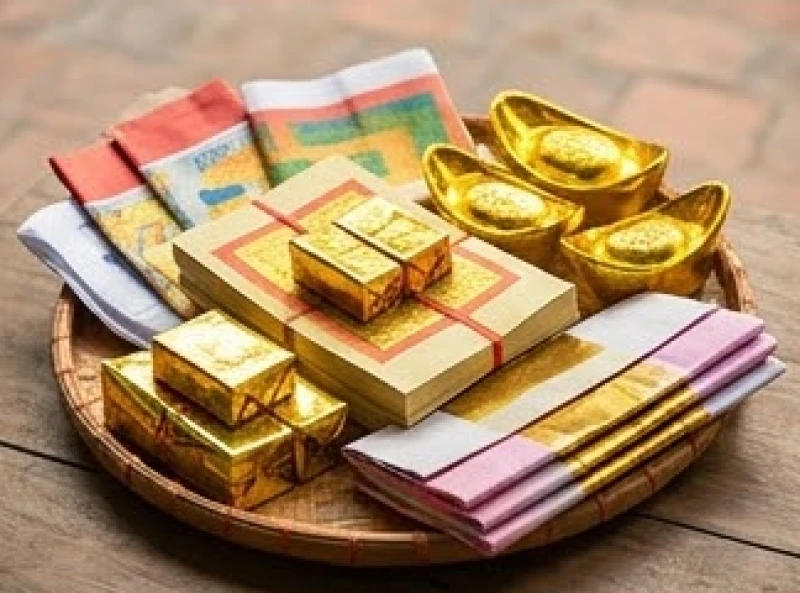 Xấp tiền vàng mã và thỏi vàng giấy được xếp gọn gàng chuẩn bị cho nghi thức cúng tiễn