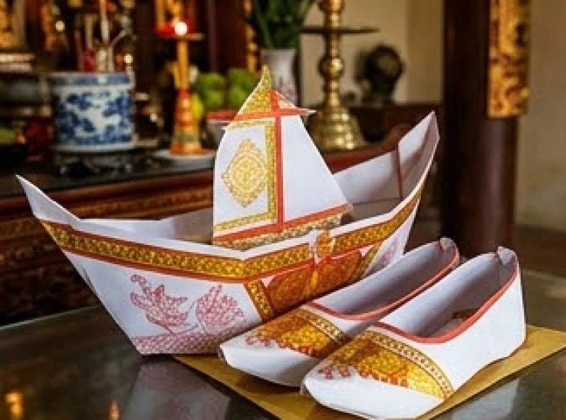 Bộ nón hài truyền thống và thuyền rồng giấy bồi màu trắng dâng Bà Chúa Thác Bờ