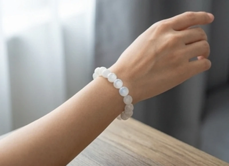 Vòng tay đá mặt trăng màu trắng giúp khắc chế sát khí sao Kế Đô chiếu mệnh