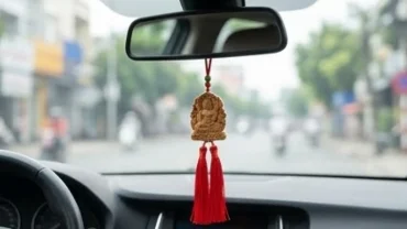 Vật phẩm treo xe cho người tuổi Dậu mang thiết kế bằng gỗ chạm khắc tinh xảo đung đưa nổi bật trong khoang lái ô tô