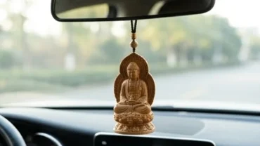 Vật phẩm treo xe cho người tuổi hợi với khánh gỗ chạm khắc tinh xảo treo trên gương chiếu hậu