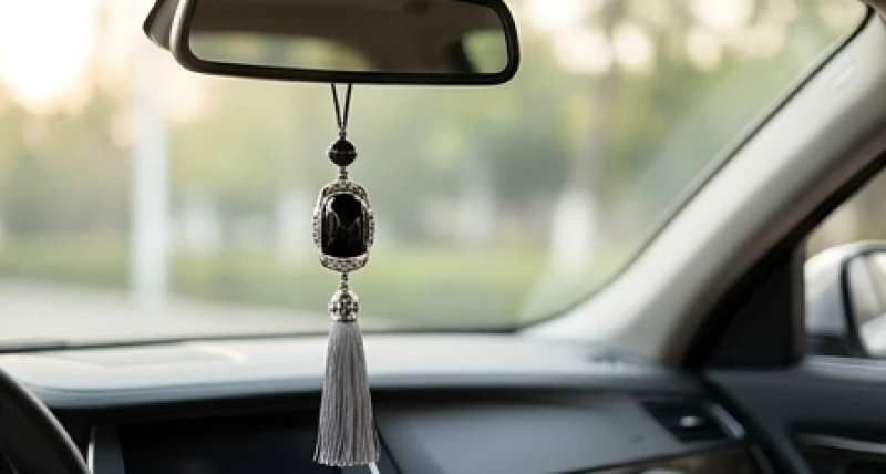 Mặt khánh bằng đá lưu ly đen bóng bẩy đính kèm các chi tiết kim loại bạc treo trên gương chiếu hậu ô tô