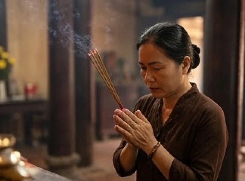 Người dân thành tâm thắp hương và cầu nguyện tại đền Bà Chúa Kho trong dịp đầu năm mới