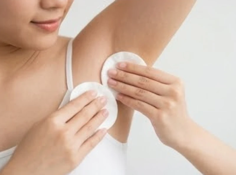 Nốt ruồi ở nách: Ý nghĩa tướng số, y khoa và chi phí tẩy laser 8 Dùng bông tẩy trang thấm dung dịch nước muối sinh lý để vệ sinh nhẹ nhàng vùng da dưới cánh tay