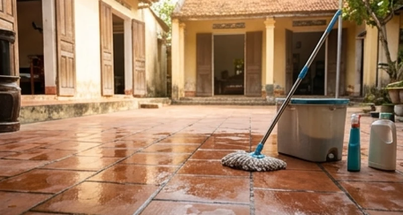 Sàn nhà được lau chùi sạch sẽ bằng dung dịch sát khuẩn sau khi xử lý hiện tượng động vật lạ xâm nhập